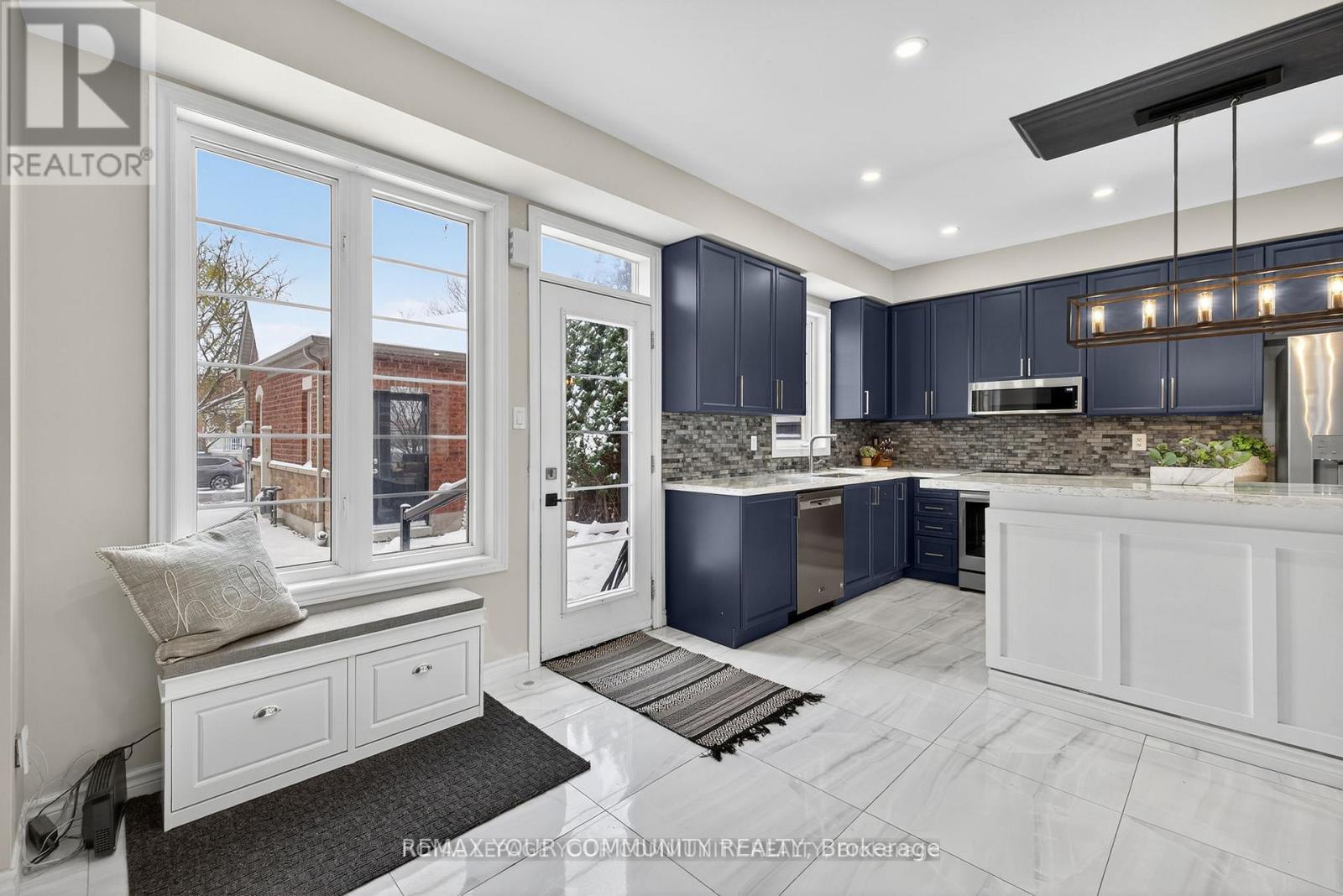 193 Zokol Drive, Aurora, Ontario  L4G 0B8 - Photo 11 - N12791278