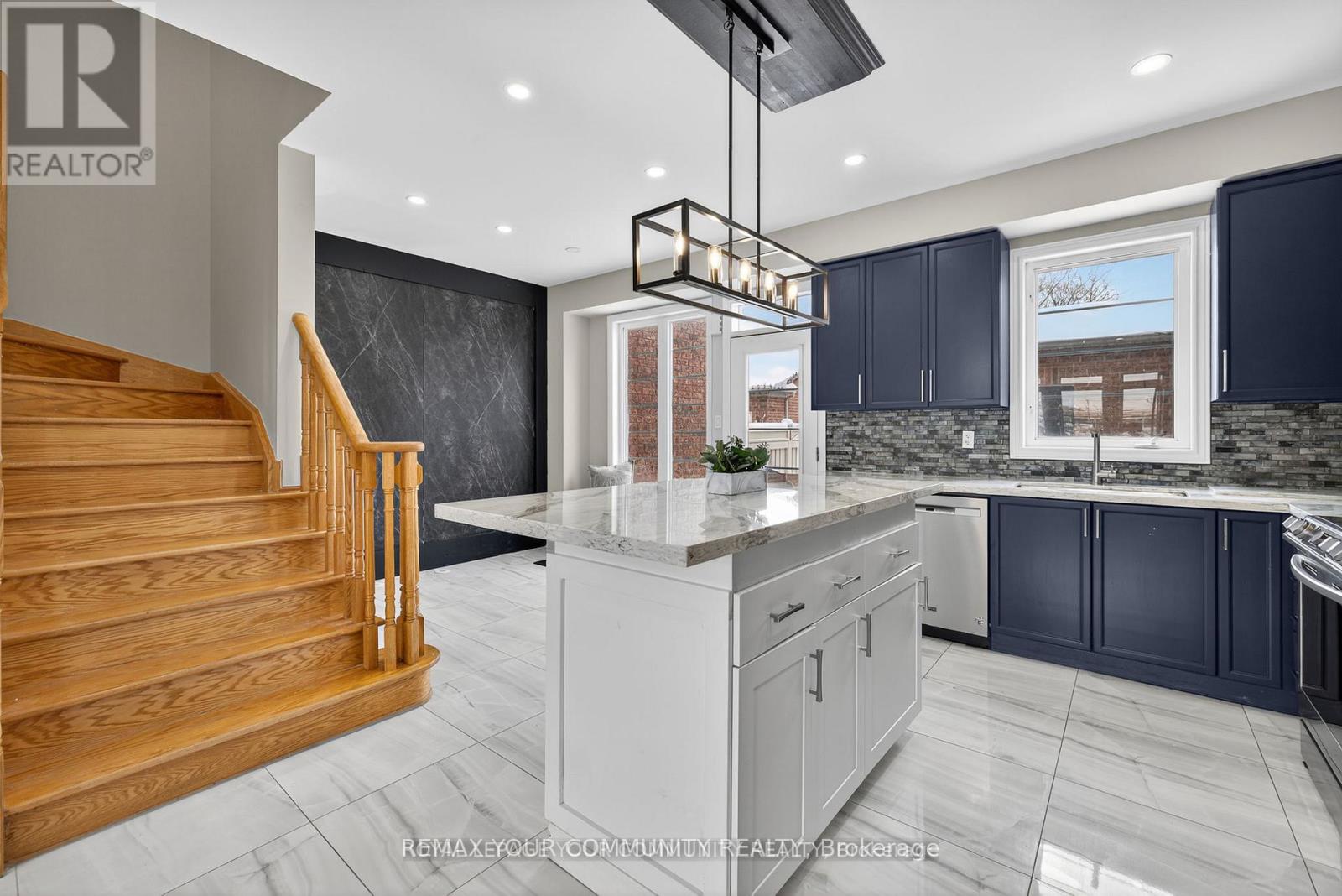 193 Zokol Drive, Aurora, Ontario  L4G 0B8 - Photo 7 - N12791278