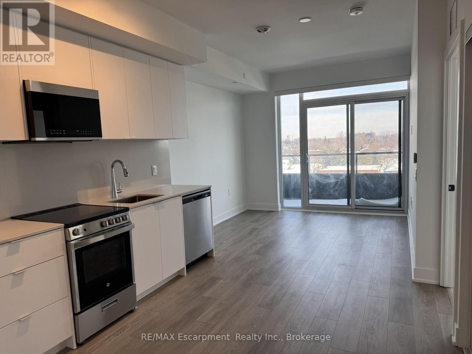 704 - 2088 James Street, Burlington, Ontario  L7R 0H2 - Photo 2 - W12791342