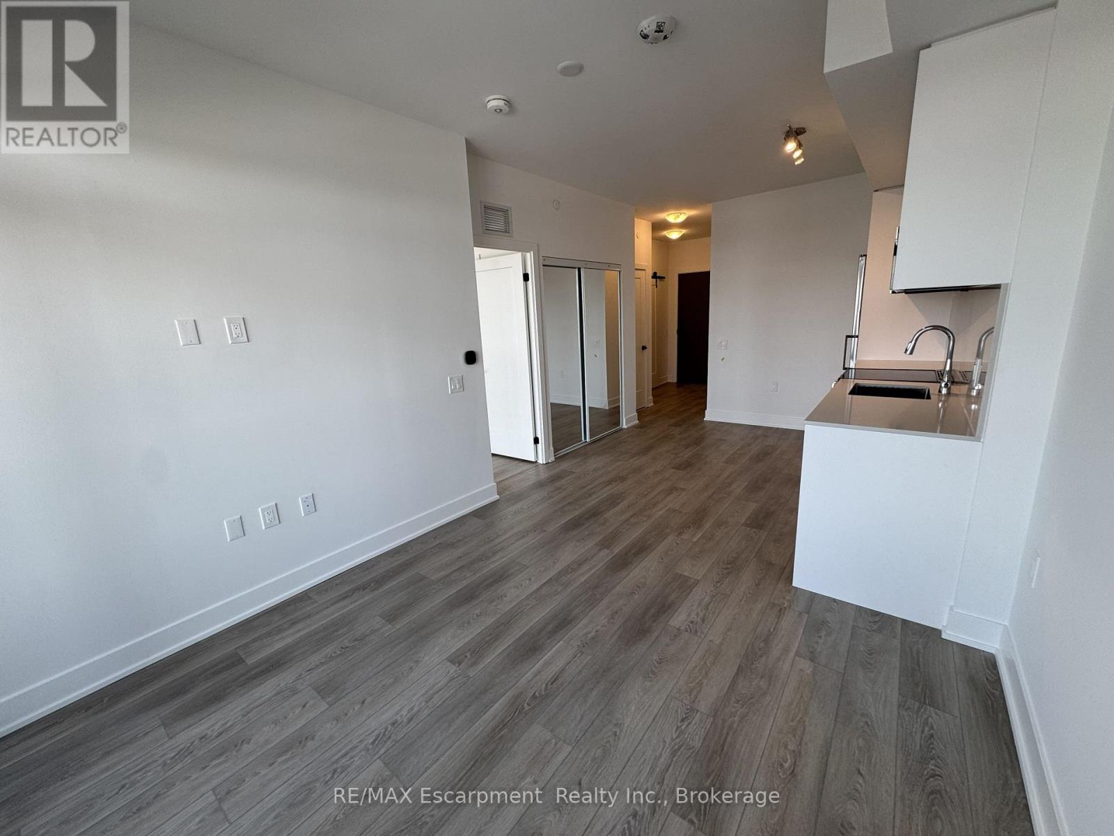 704 - 2088 James Street, Burlington, Ontario  L7R 0H2 - Photo 4 - W12791342