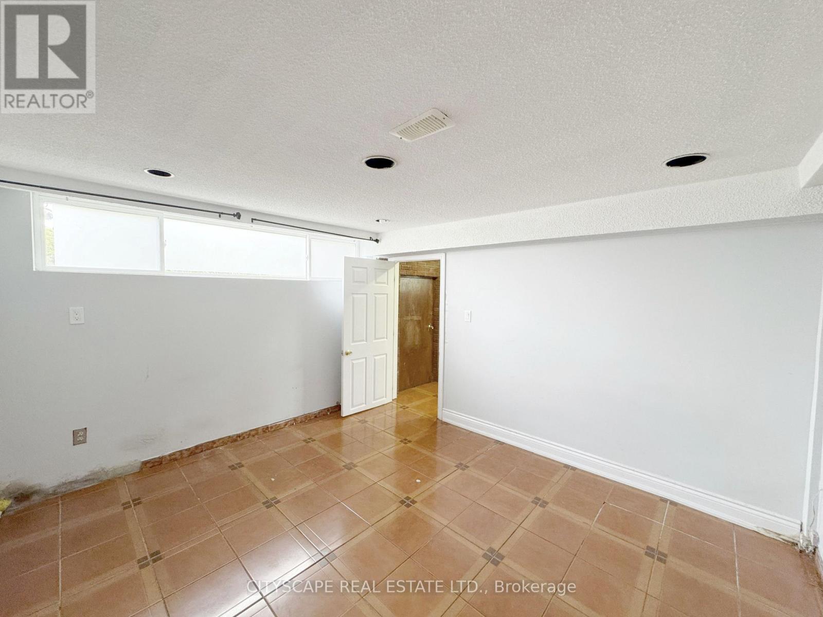 11 Melpham Court, Toronto, Ontario  M9V 2H2 - Photo 32 - W12436065