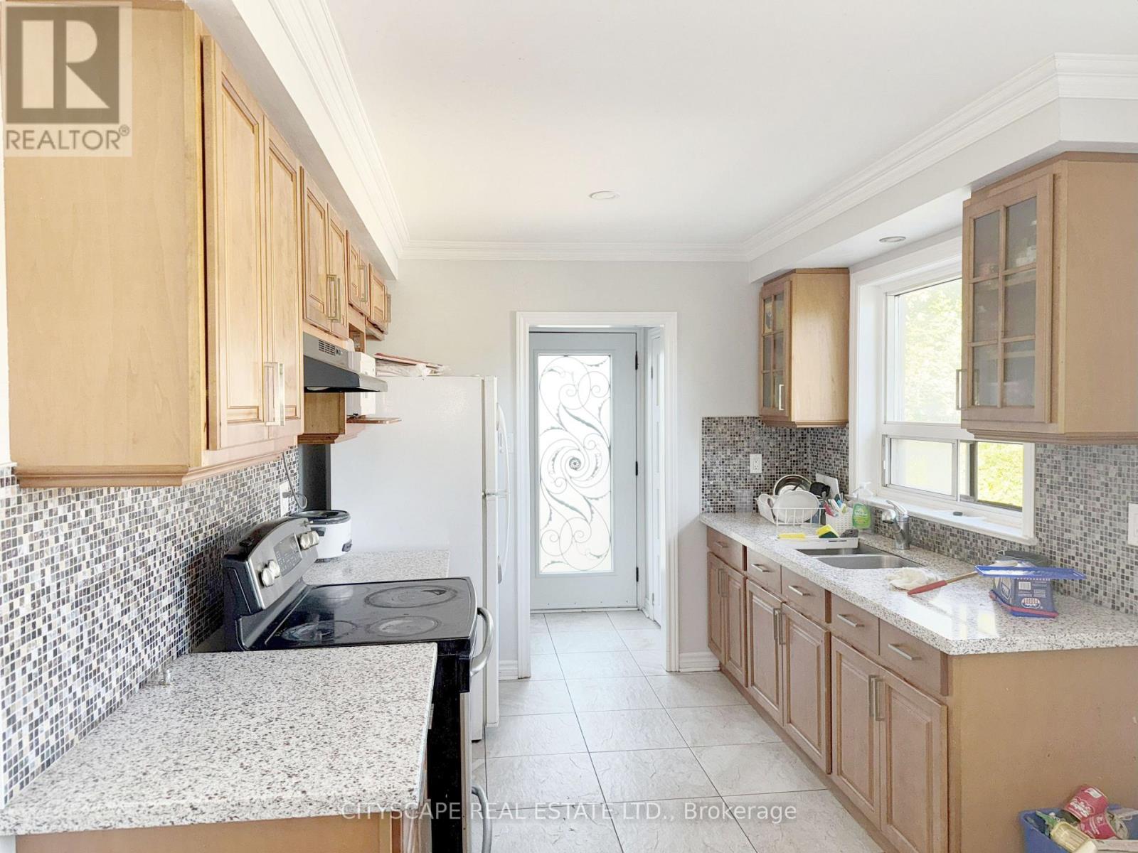 11 Melpham Court, Toronto, Ontario  M9V 2H2 - Photo 8 - W12436065