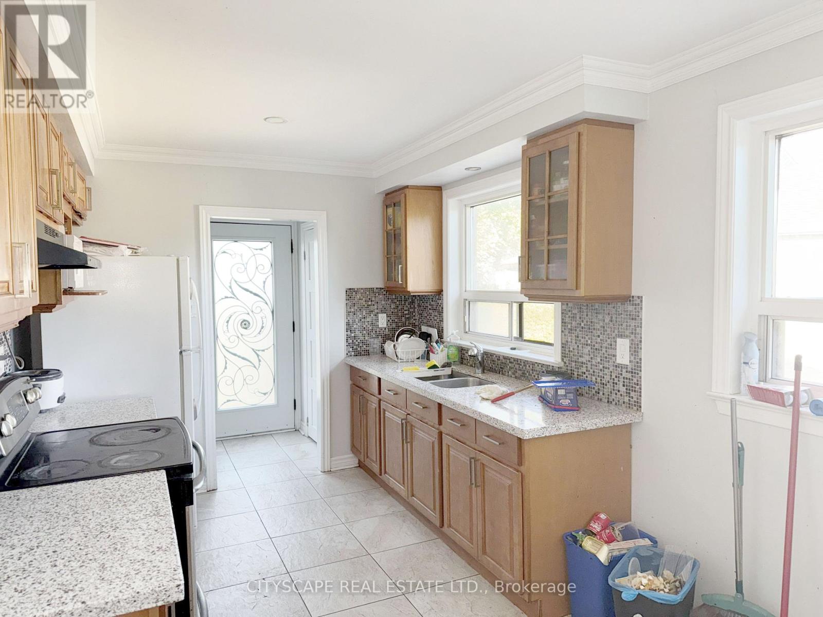 11 Melpham Court, Toronto, Ontario  M9V 2H2 - Photo 7 - W12436065