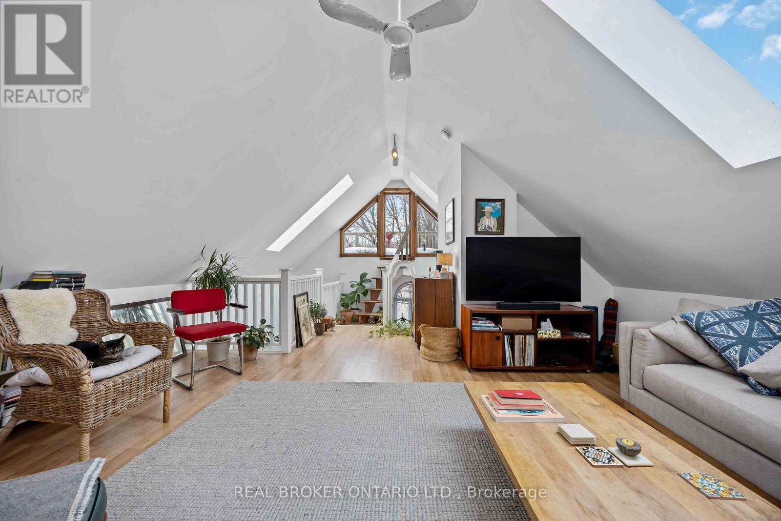 UPPER - 22 CURZON STREET, Toronto, Ontario