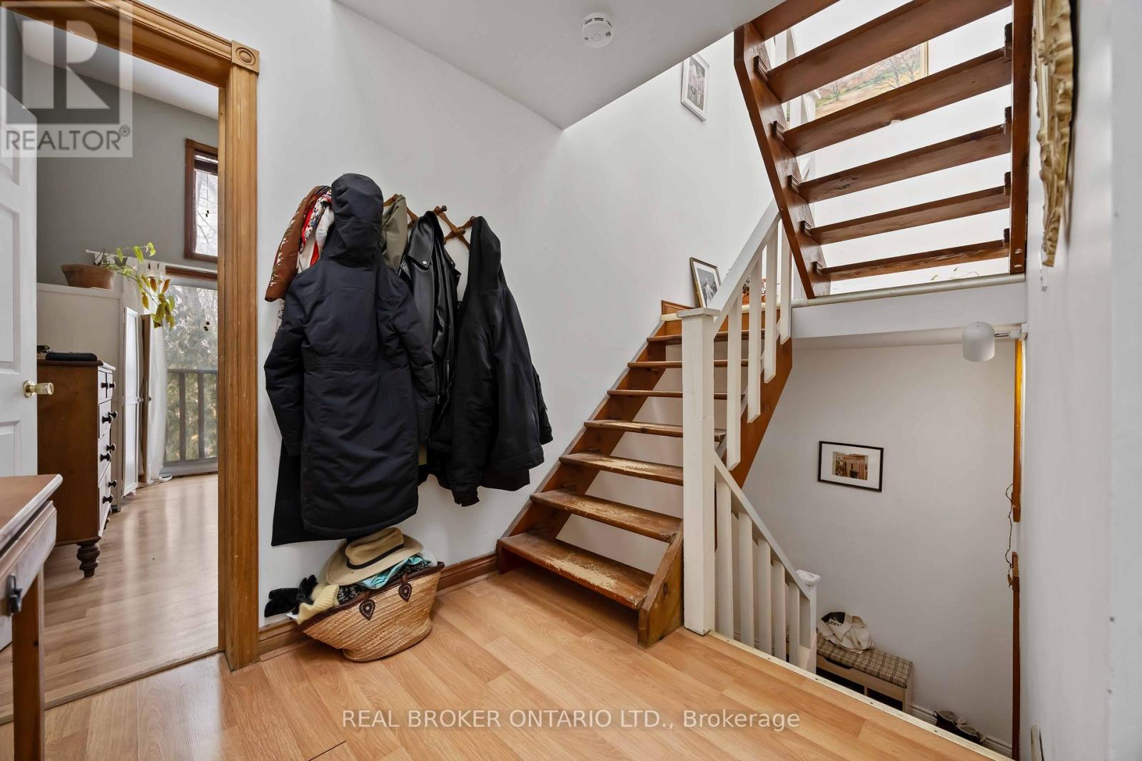 Upper - 22 Curzon Street, Toronto, Ontario  M4M 3B4 - Photo 3 - E12791308
