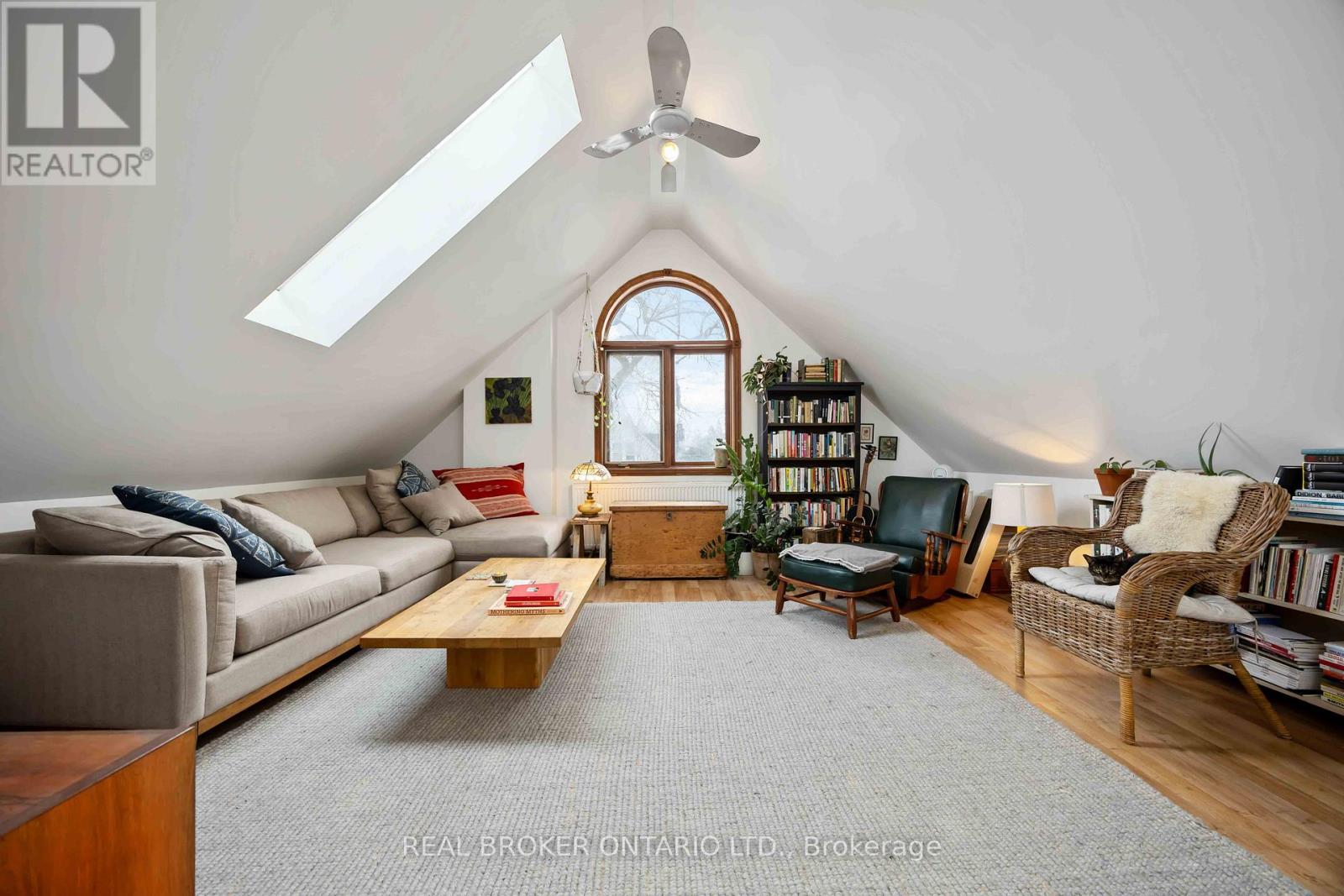 Upper - 22 Curzon Street, Toronto, Ontario  M4M 3B4 - Photo 8 - E12791308