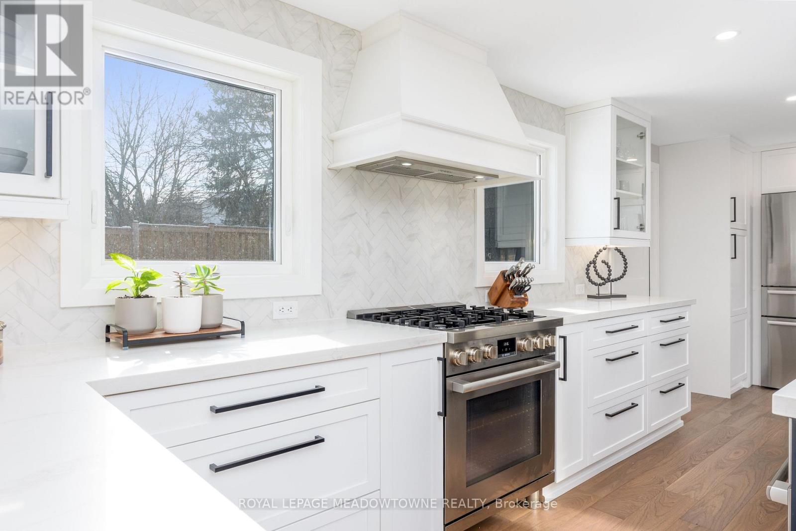 70 River Drive, Halton Hills, Ontario  L7G 2J2 - Photo 10 - W12791336