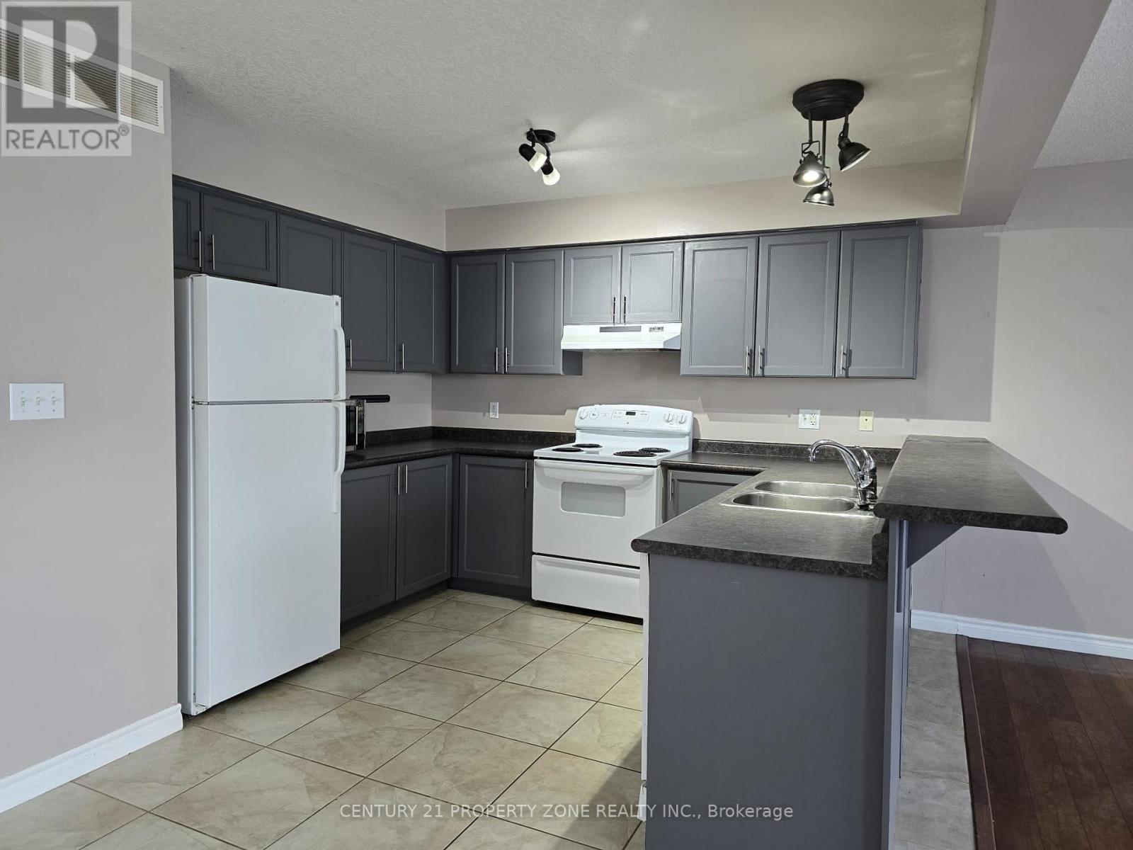 Upper - 77 Iron Gate Street, Kitchener, Ontario  N3N 3R6 - Photo 5 - X12783796