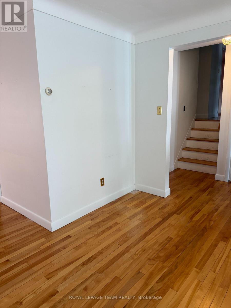 1166 Castle Hill Crescent, Ottawa, Ontario  K2C 2A8 - Photo 12 - X12791440