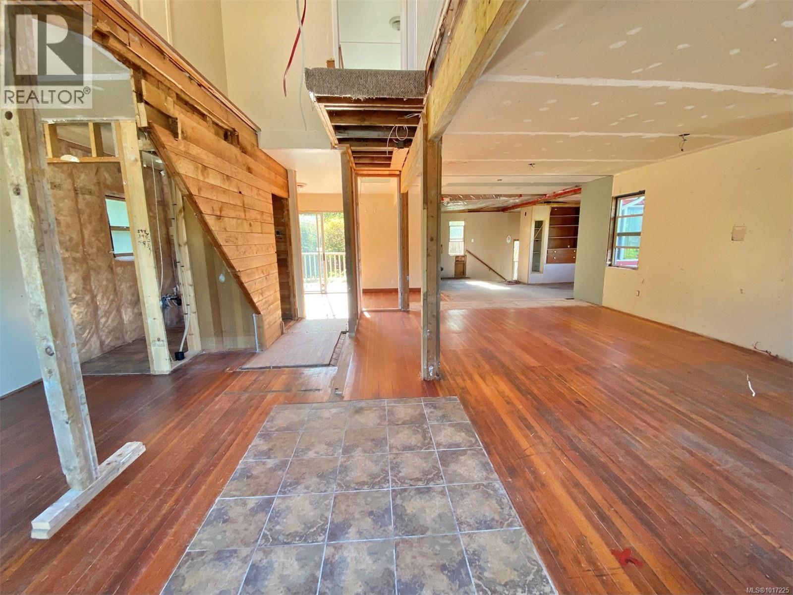 561 Campbell St, Tofino, British Columbia  V0R 2Z0 - Photo 10 - 1017225