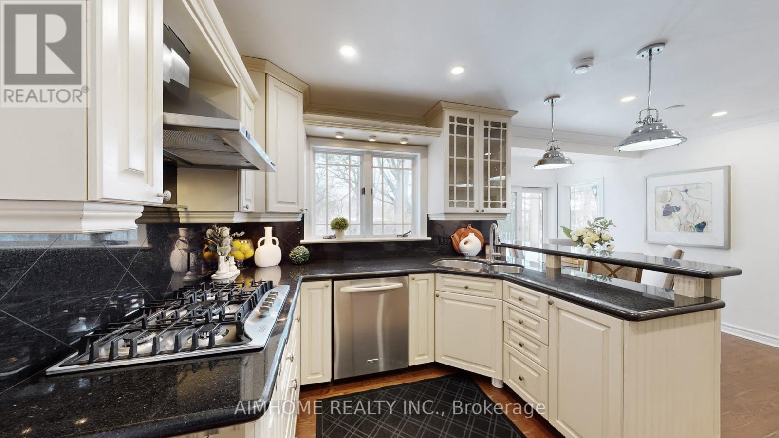 131 Castle Crescent, Oakville, Ontario  L6J 5H4 - Photo 10 - W12791414