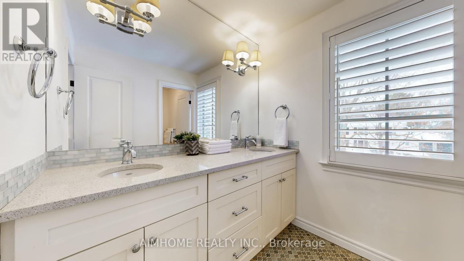 131 Castle Crescent, Oakville, Ontario  L6J 5H4 - Photo 33 - W12791414