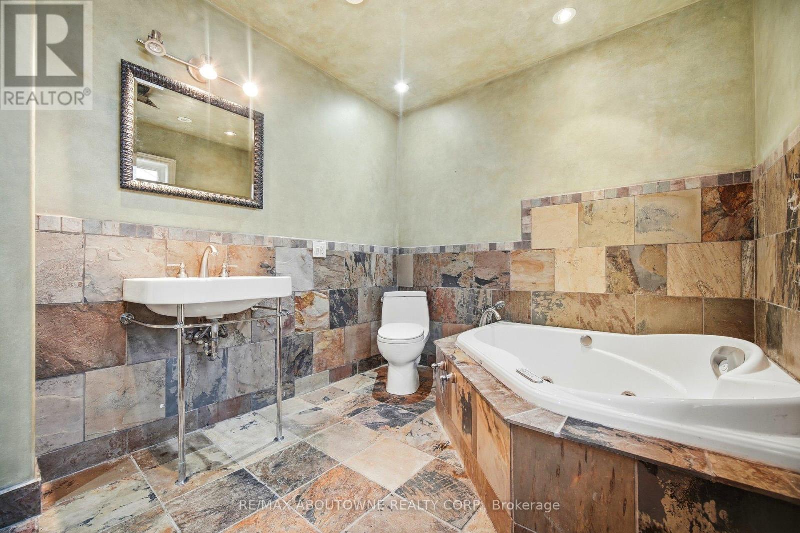 347 Queen Mary Drive, Oakville, Ontario  L6K 3L7 - Photo 25 - W12788018