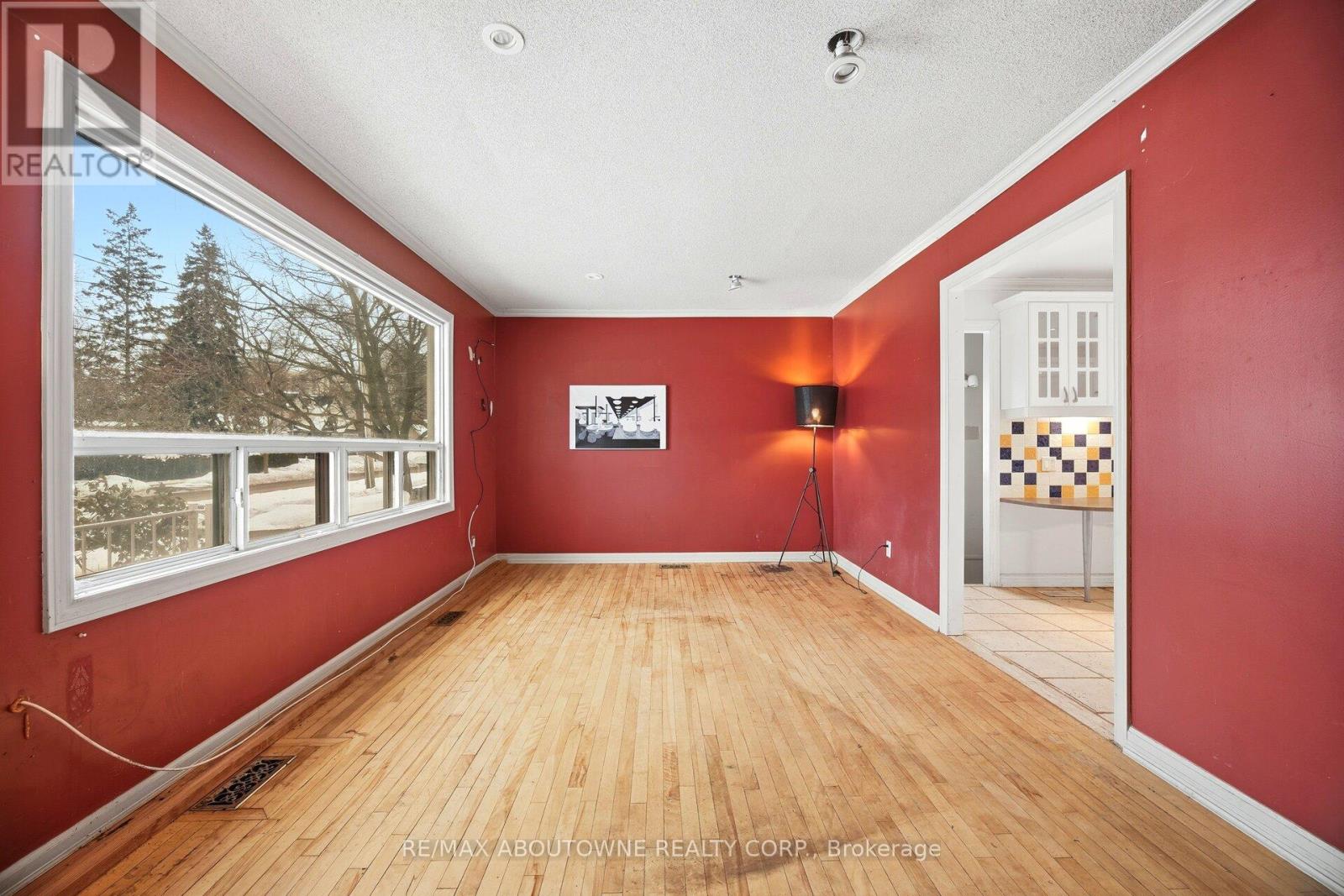 347 Queen Mary Drive, Oakville, Ontario  L6K 3L7 - Photo 9 - W12788018