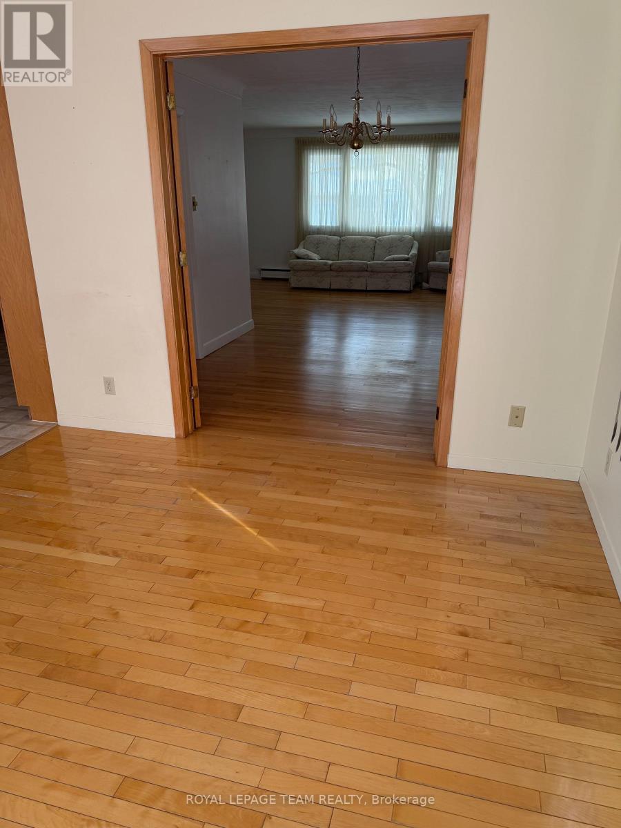 1166 Castle Hill Crescent, Ottawa, Ontario  K2C 2A8 - Photo 8 - X12791440