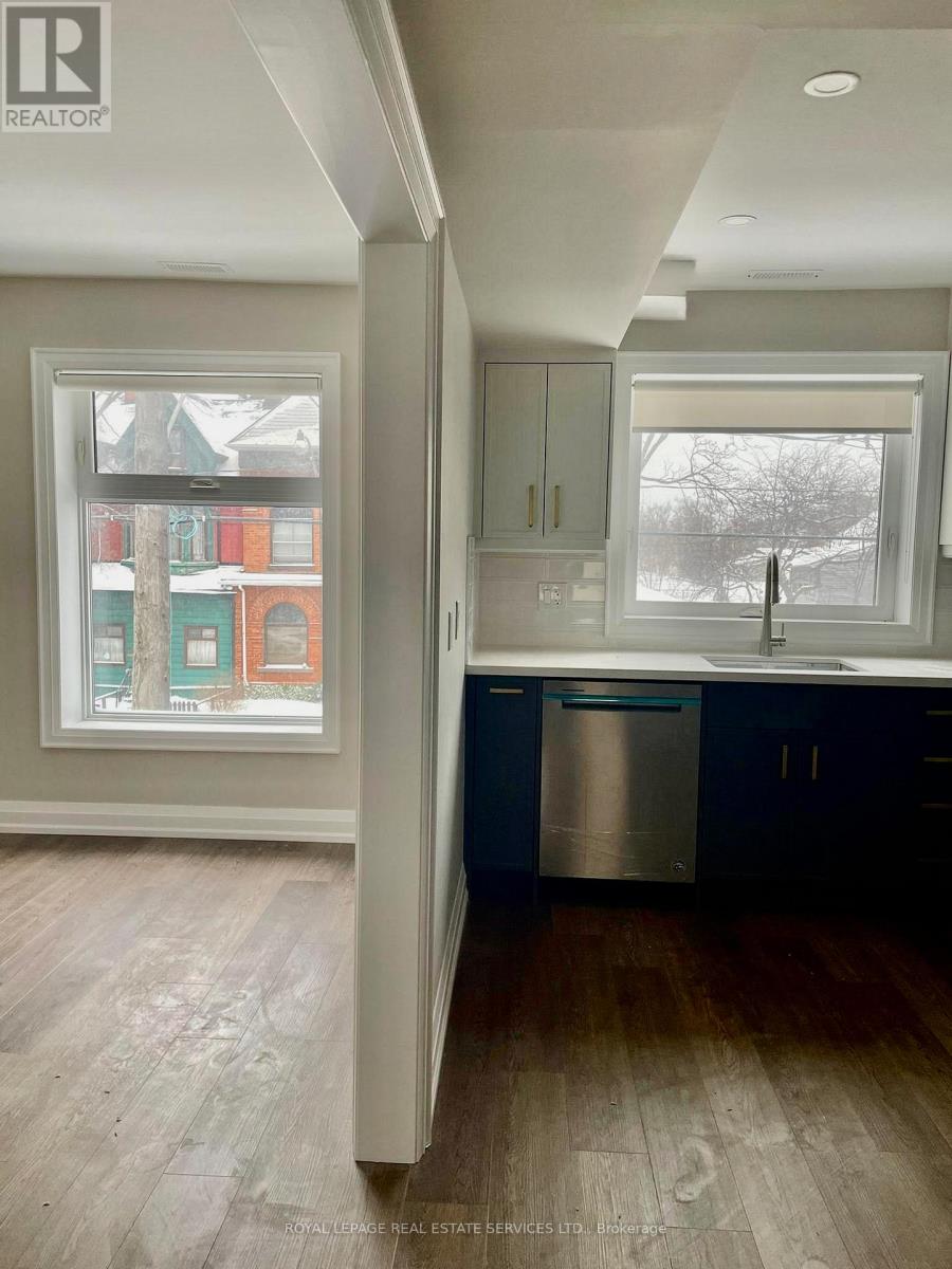 Upper - 256 Annette Street, Toronto, Ontario  M6P 1R1 - Photo 7 - W12791518