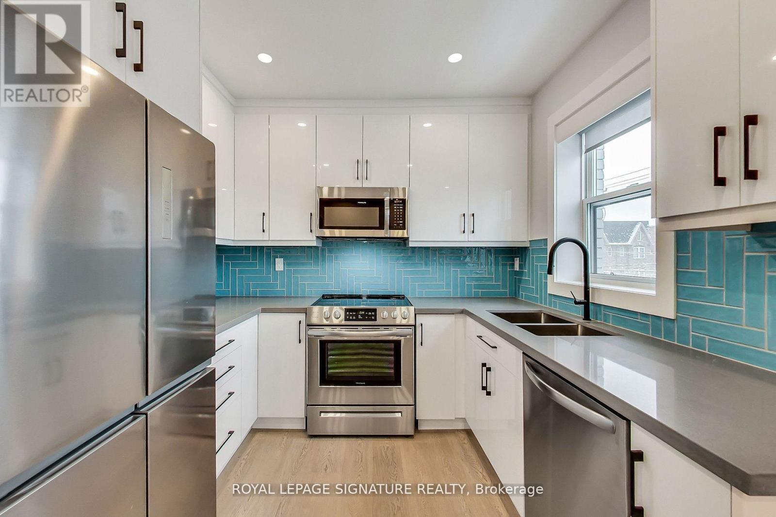 Upper - 151 Campbell Avenue, Toronto, Ontario  M6P 3V3 - Photo 3 - W12791524