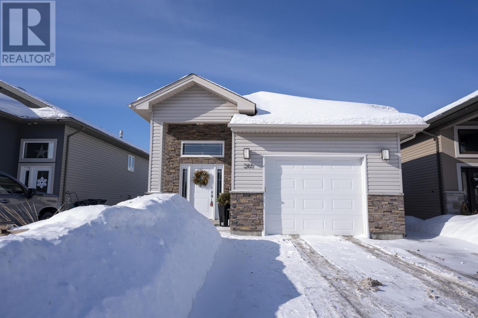 203 Cougar CRES, Thunder Bay, Ontario
