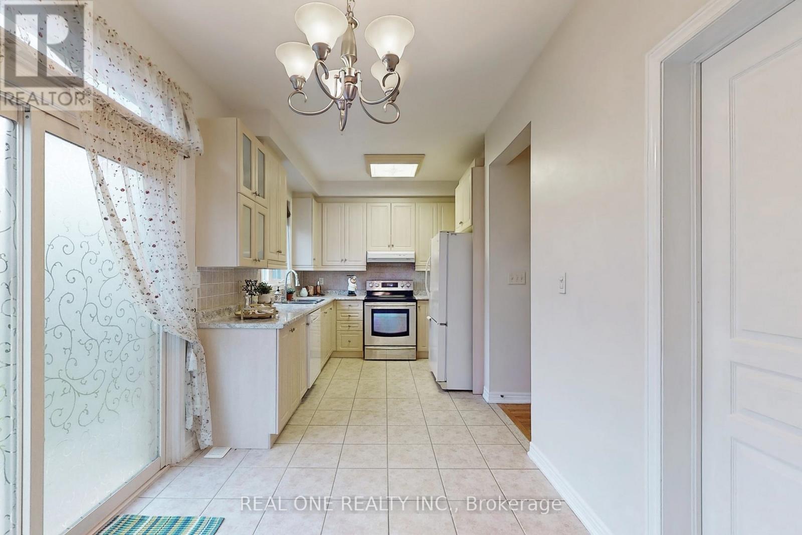 19 Longwood Avenue S, Richmond Hill, Ontario  L4E 4B1 - Photo 13 - N12791592