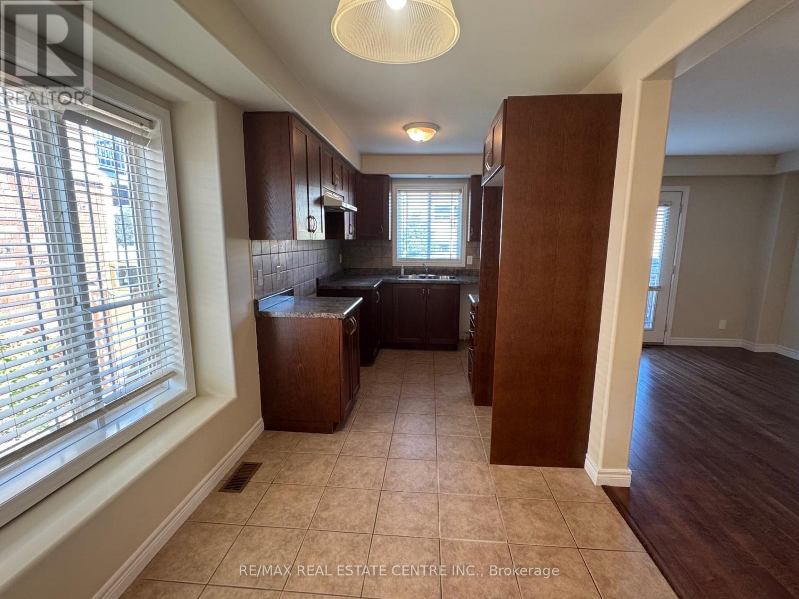 27 Hemlock Way, Grimsby, Ontario  L3M 0A7 - Photo 3 - X12791610