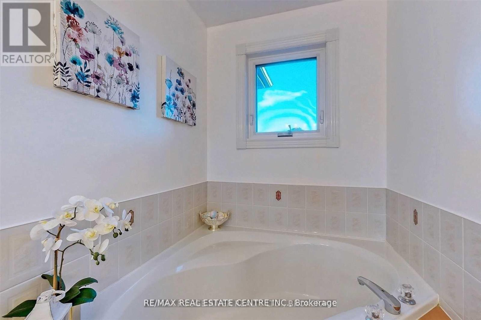 3876 Manatee Way, Mississauga, Ontario  L5M 6P7 - Photo 10 - W12791688