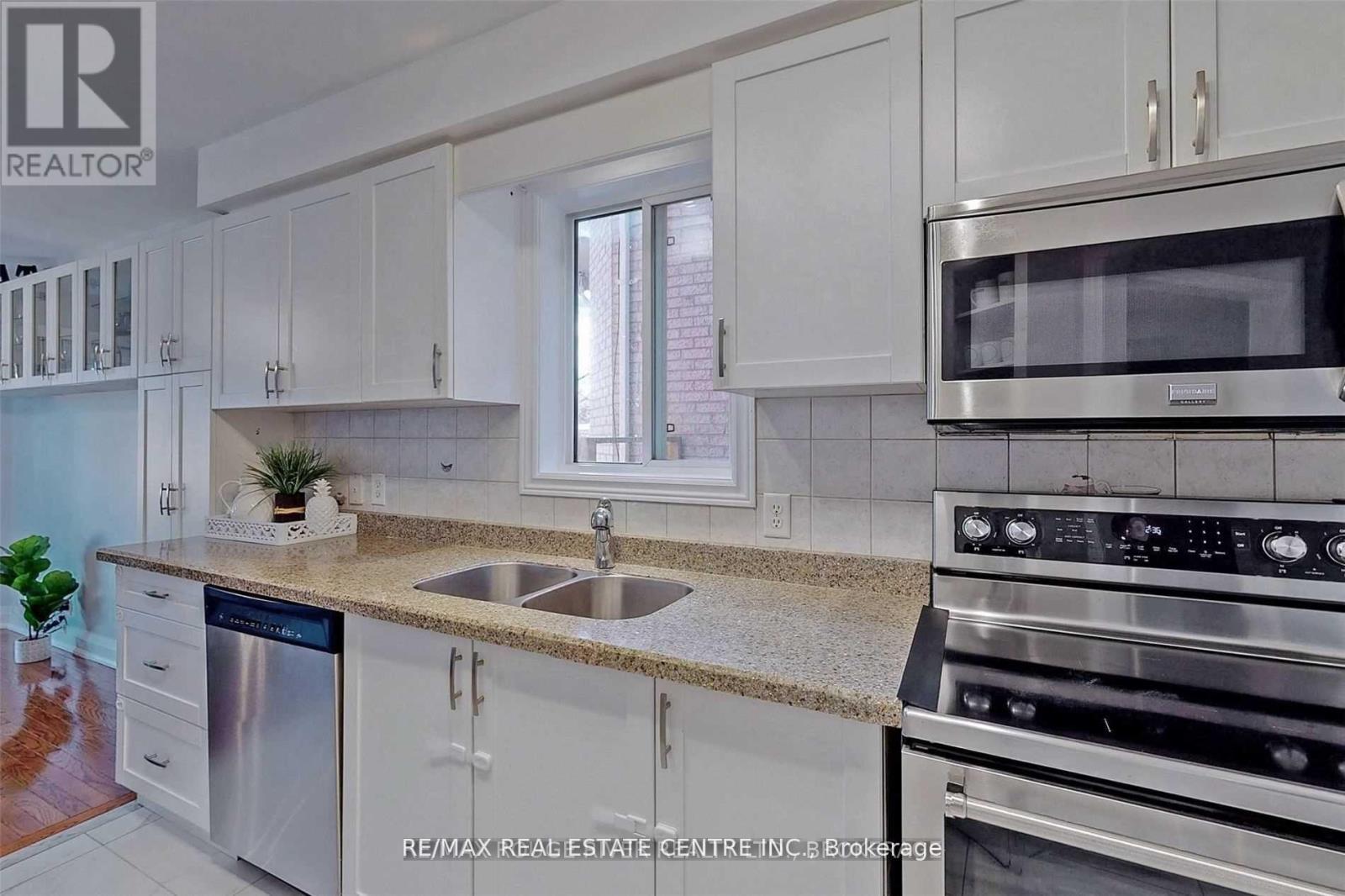 3876 Manatee Way, Mississauga, Ontario  L5M 6P7 - Photo 5 - W12791688