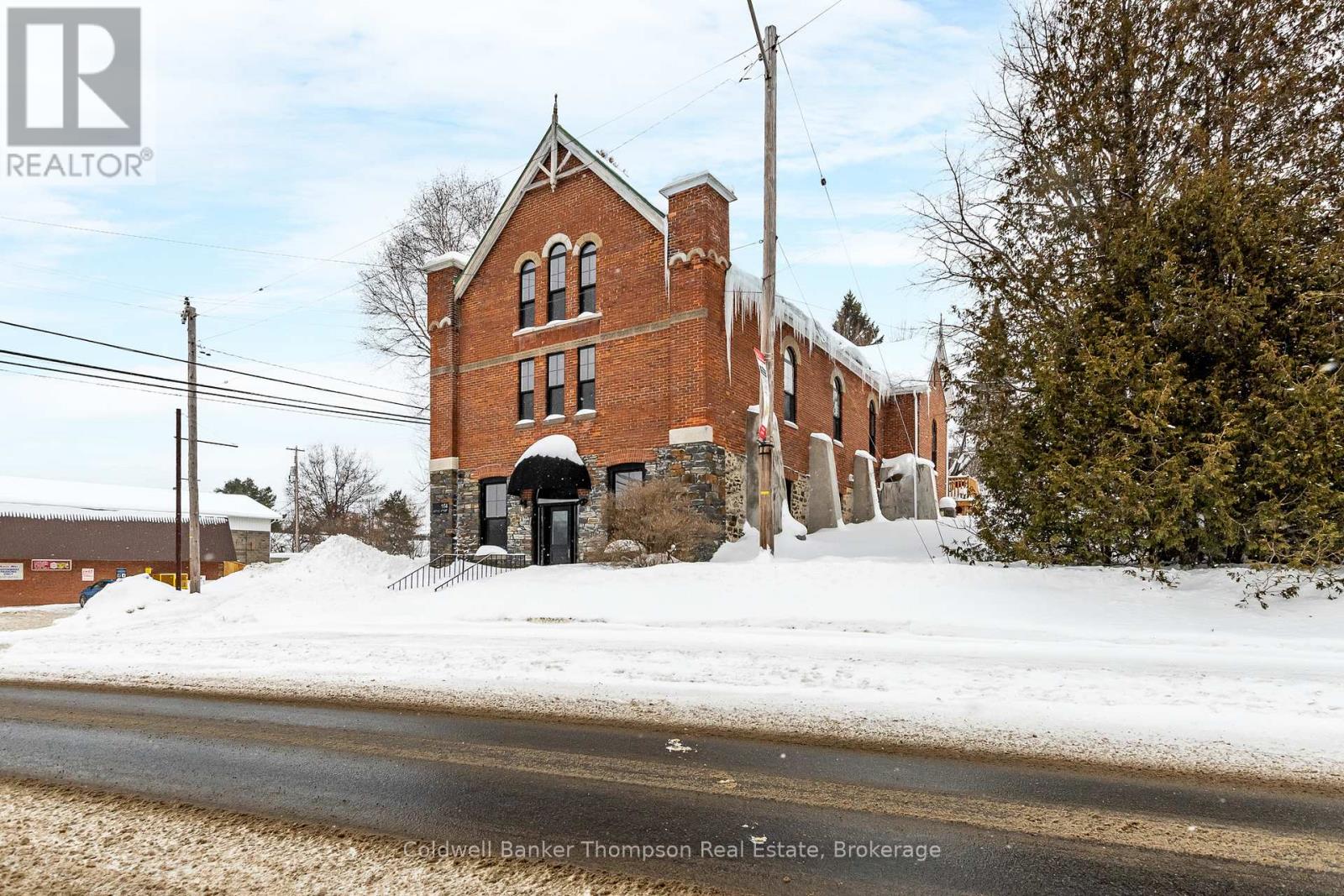 <div class="slider-price">$899,900</div><p>164 Ontario Street, Burk's Falls, Ontario</p>