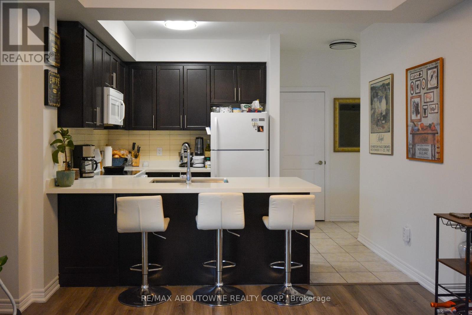 205 - 272 Georgian Drive, Oakville, Ontario  L6H 0K4 - Photo 14 - W12791726