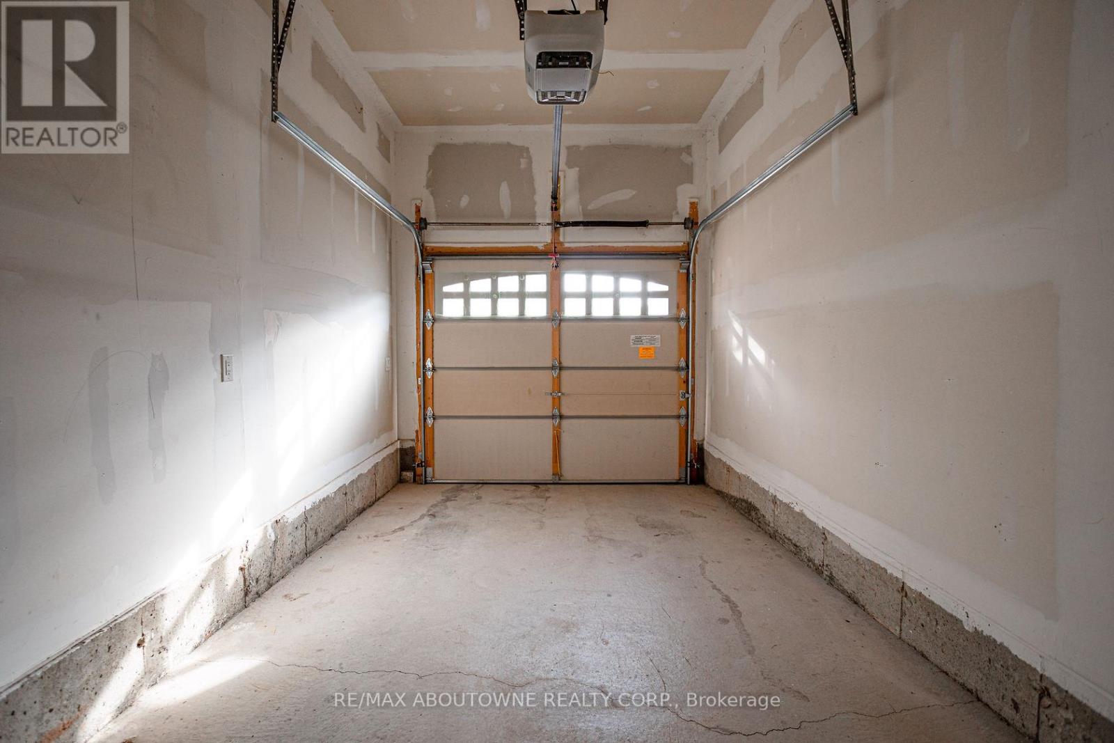 205 - 272 Georgian Drive, Oakville, Ontario  L6H 0K4 - Photo 7 - W12791726