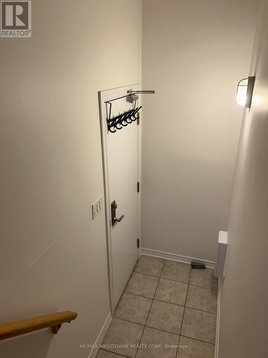 205 - 272 Georgian Drive, Oakville, Ontario  L6H 0K4 - Photo 8 - W12791726