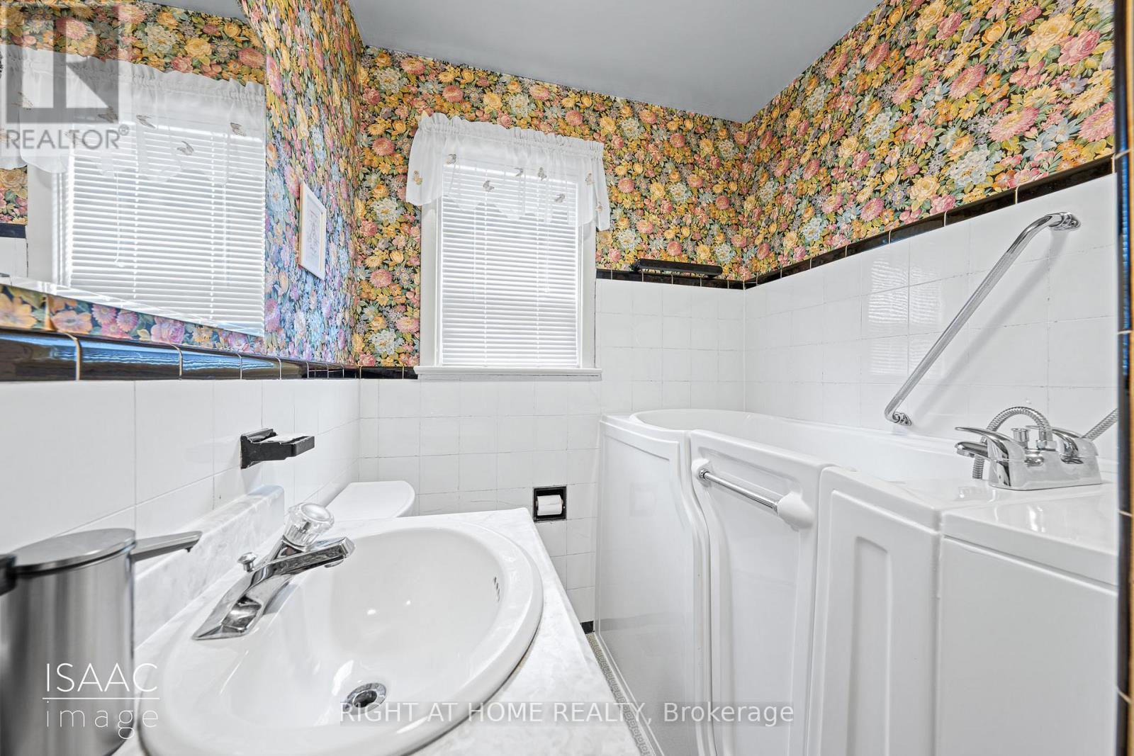 98 Yorkview Drive, Toronto, Ontario  M8Z 2G4 - Photo 10 - W12791730