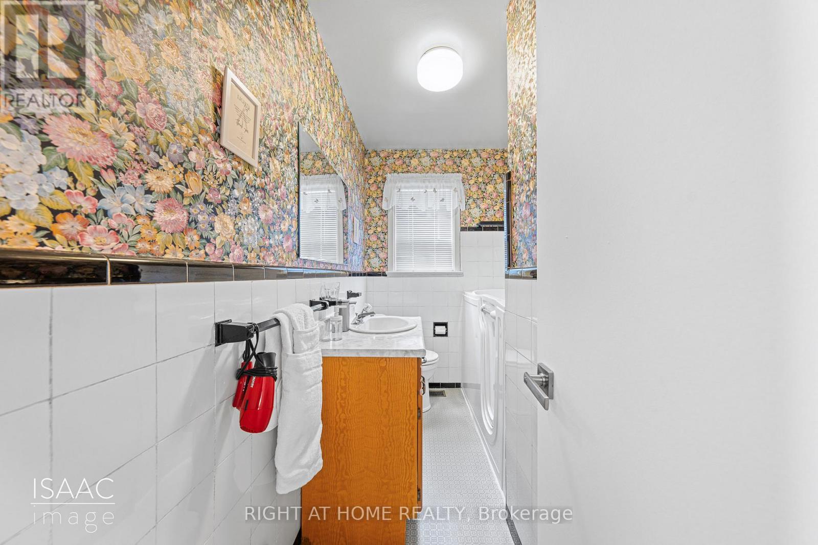 98 Yorkview Drive, Toronto, Ontario  M8Z 2G4 - Photo 11 - W12791730