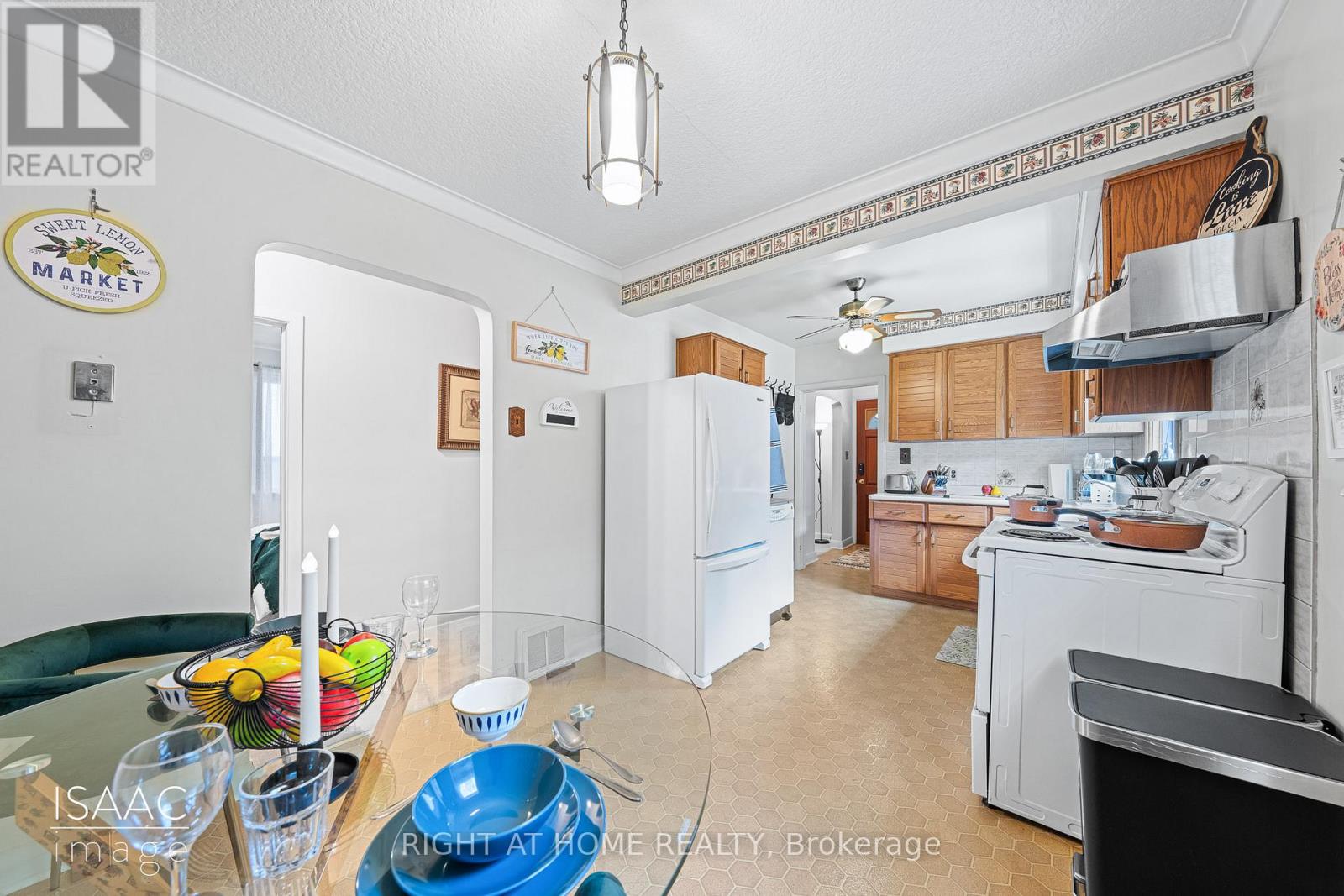 98 Yorkview Drive, Toronto, Ontario  M8Z 2G4 - Photo 14 - W12791730