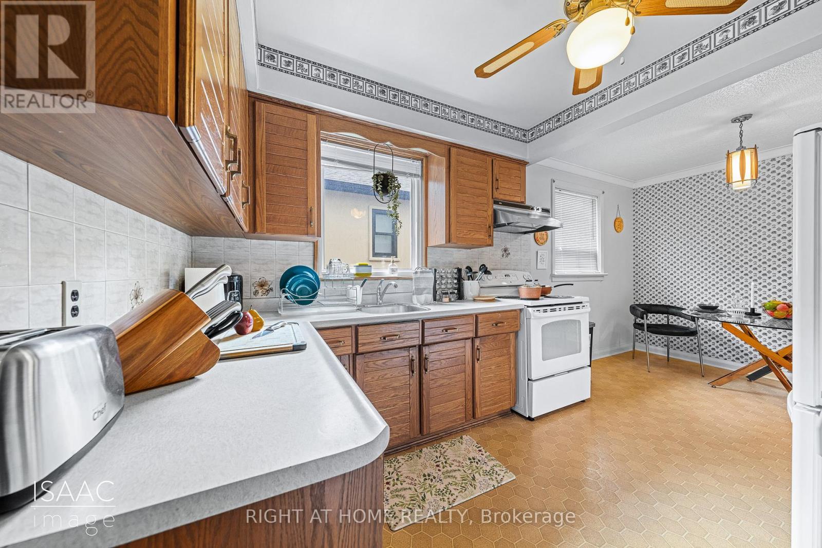 98 Yorkview Drive, Toronto, Ontario  M8Z 2G4 - Photo 15 - W12791730