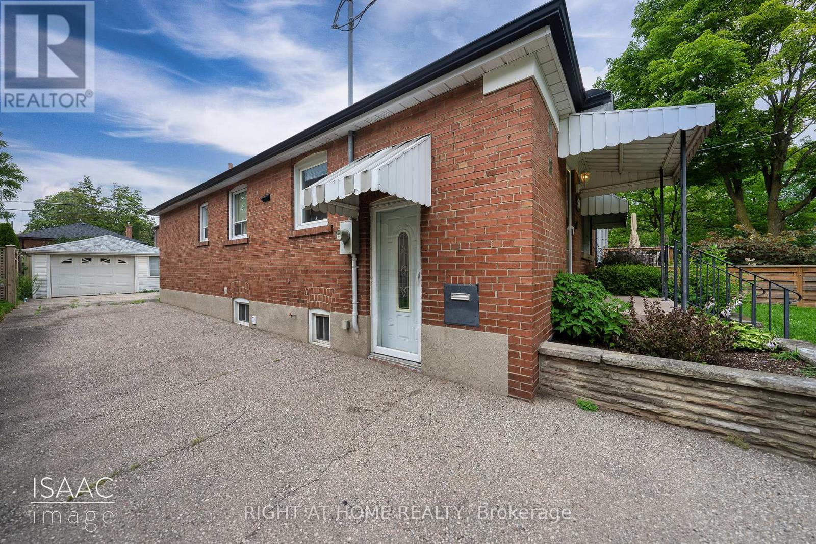98 Yorkview Drive, Toronto, Ontario  M8Z 2G4 - Photo 2 - W12791730