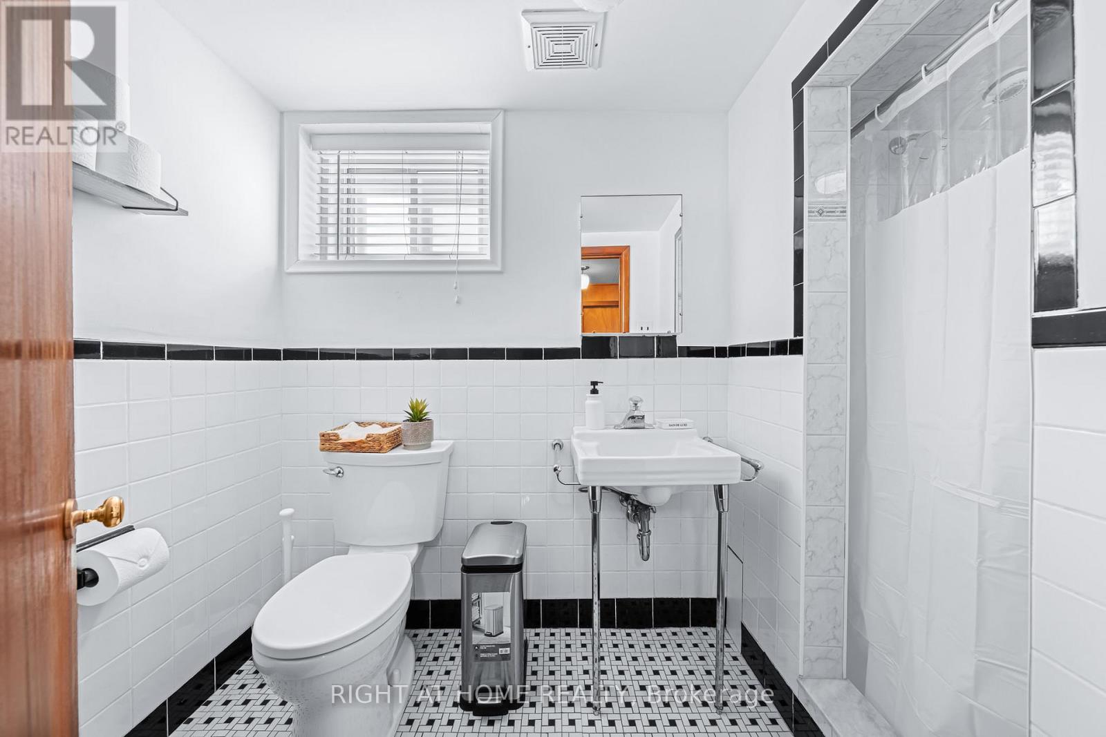 98 Yorkview Drive, Toronto, Ontario  M8Z 2G4 - Photo 20 - W12791730