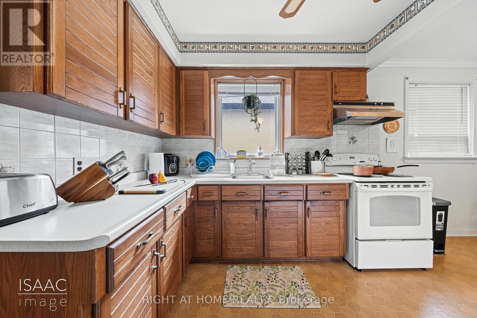 98 Yorkview Drive, Toronto, Ontario  M8Z 2G4 - Photo 3 - W12791730