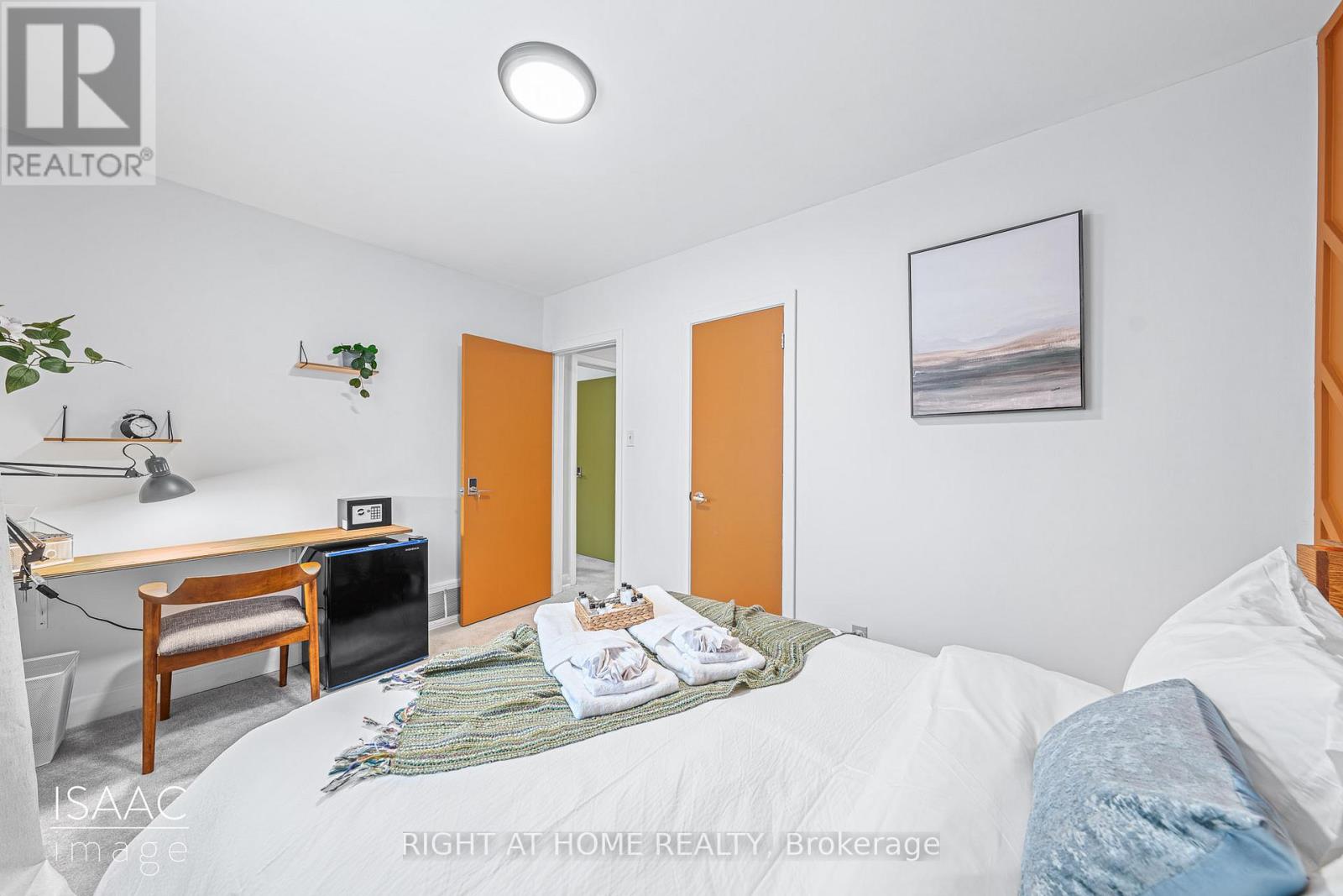 98 Yorkview Drive, Toronto, Ontario  M8Z 2G4 - Photo 6 - W12791730