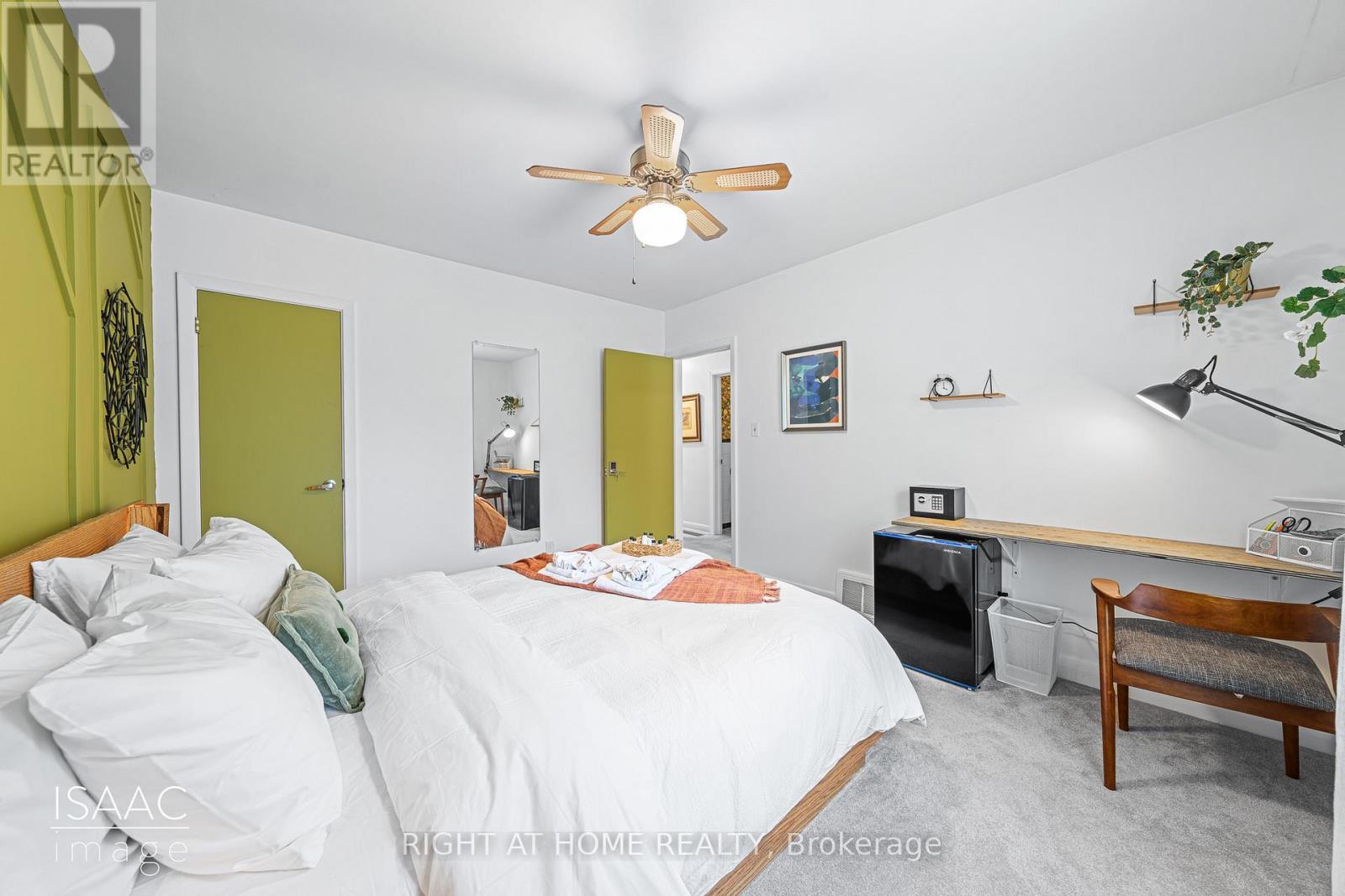 98 Yorkview Drive, Toronto, Ontario  M8Z 2G4 - Photo 8 - W12791730