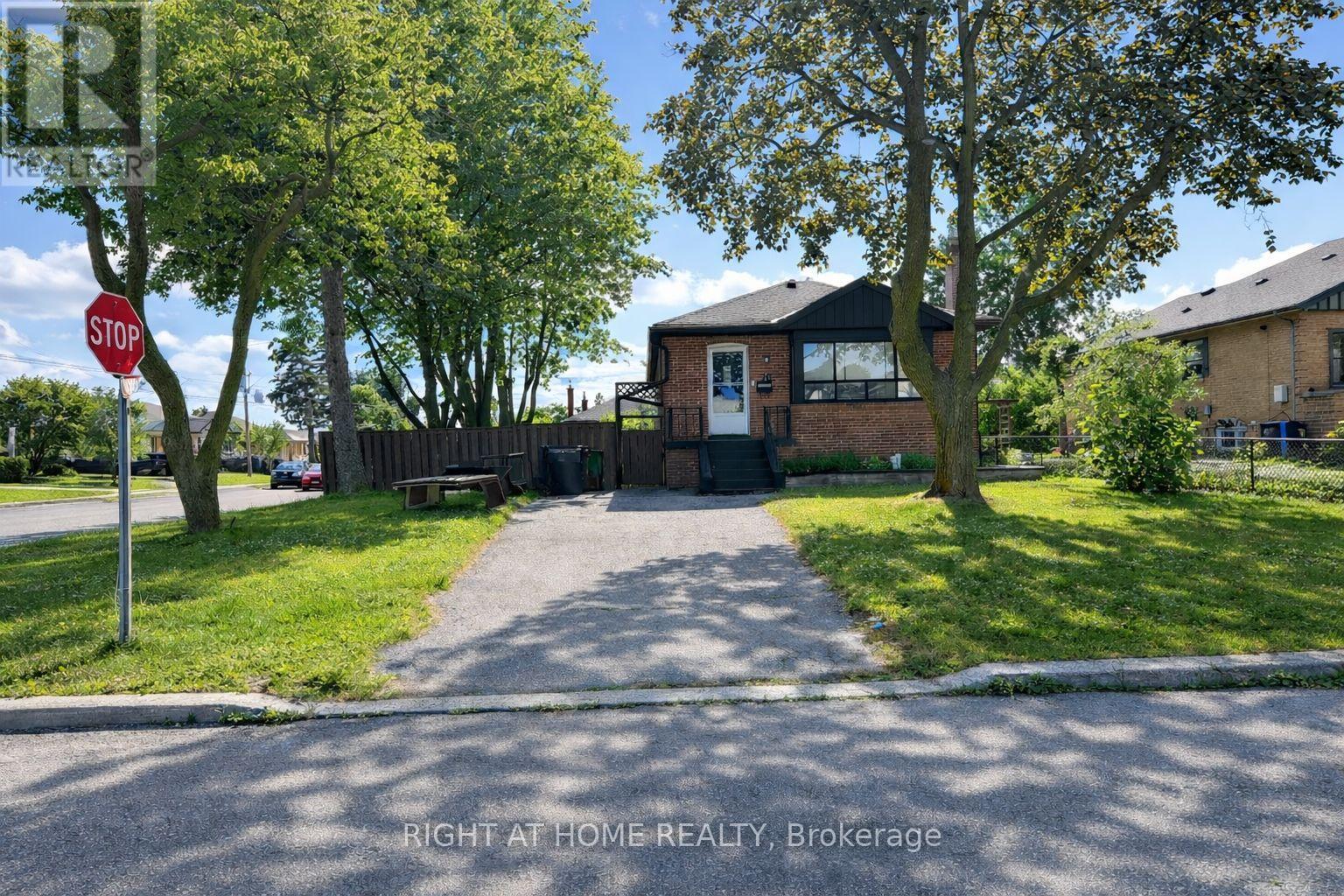 70 Bunnell Crescent, Toronto, Ontario  M3M 2C1 - Photo 6 - W12735036