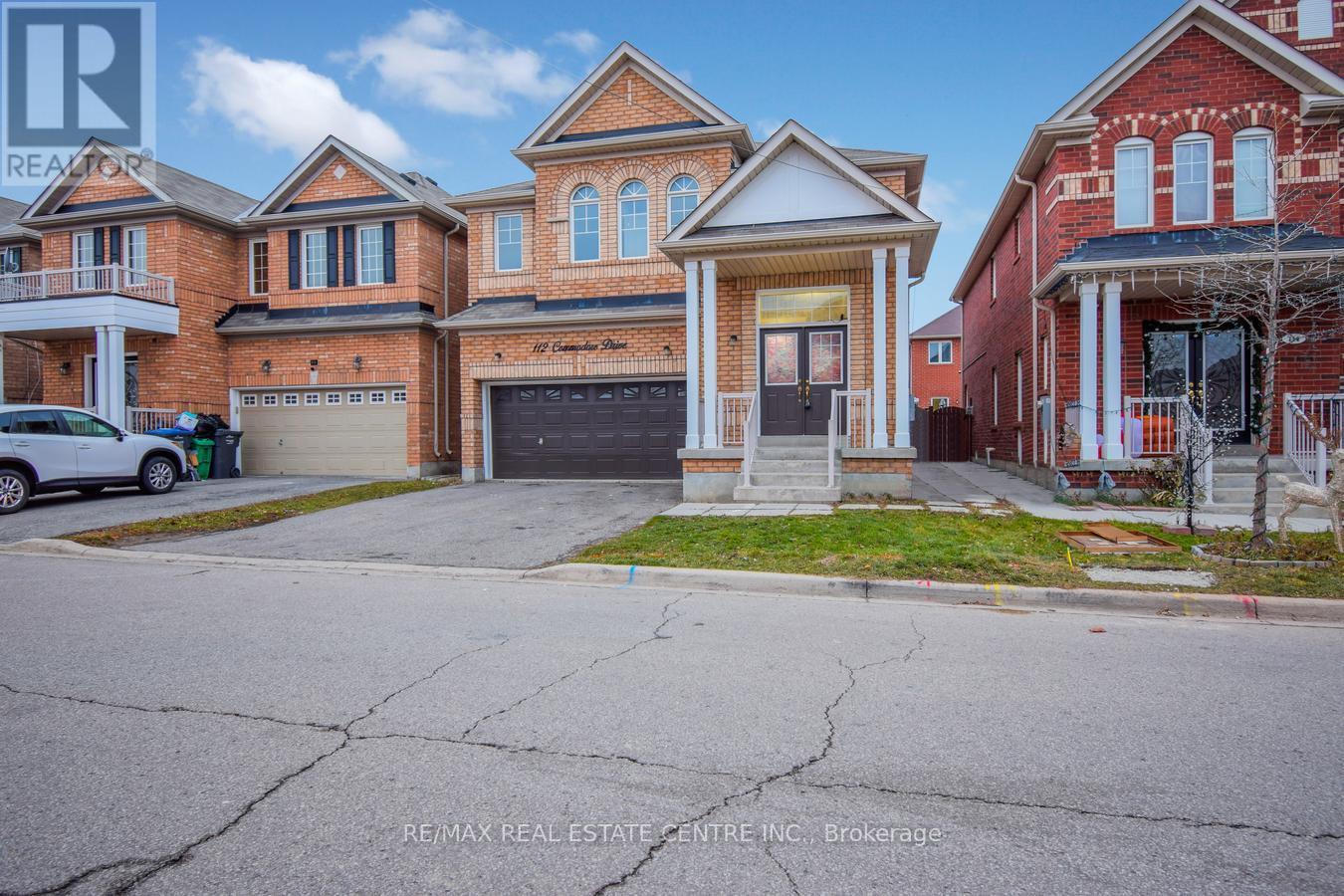 112 Commodore Drive, Brampton, Ontario  L6X 0S6 - Photo 2 - W12791788