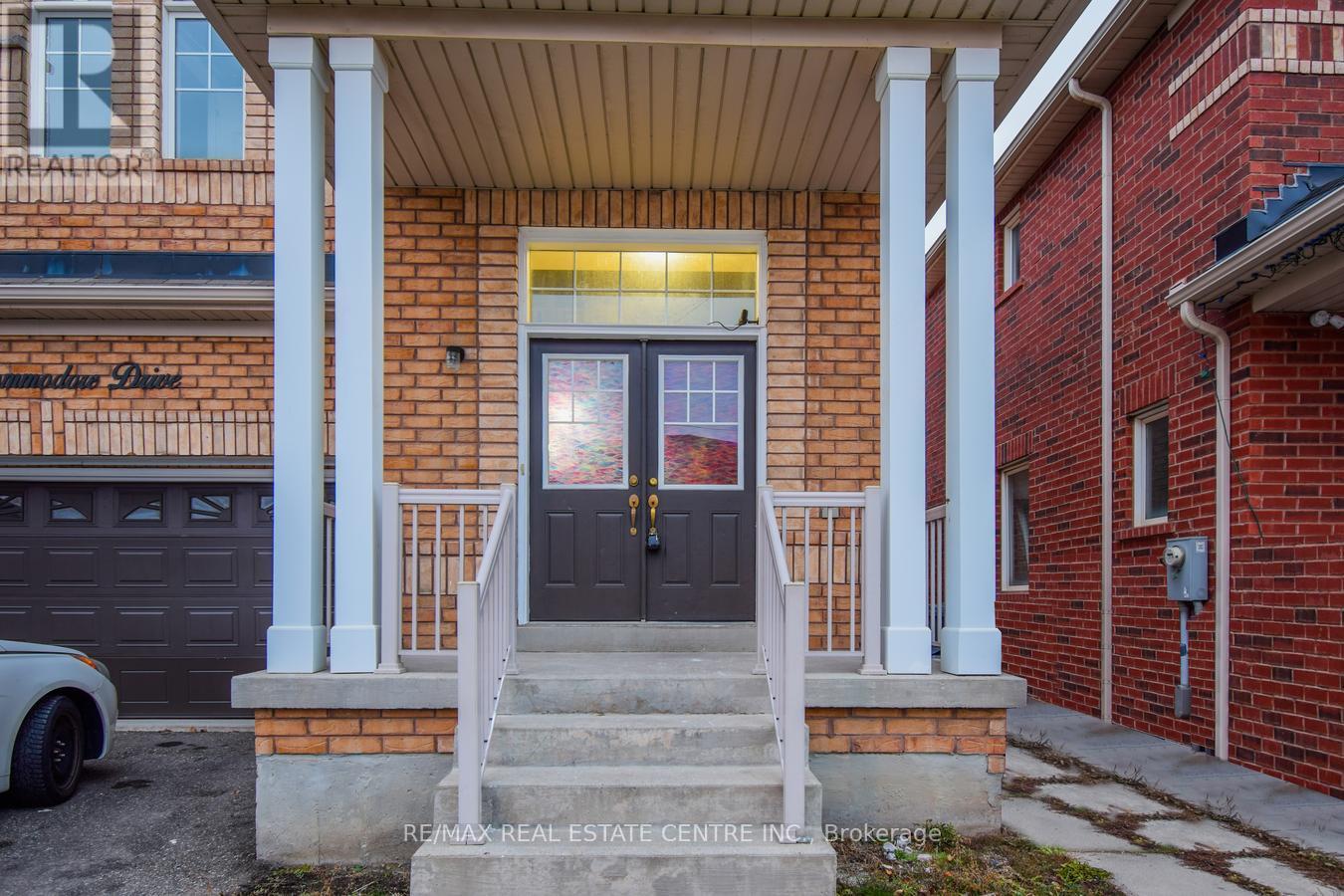 112 Commodore Drive, Brampton, Ontario  L6X 0S6 - Photo 3 - W12791788