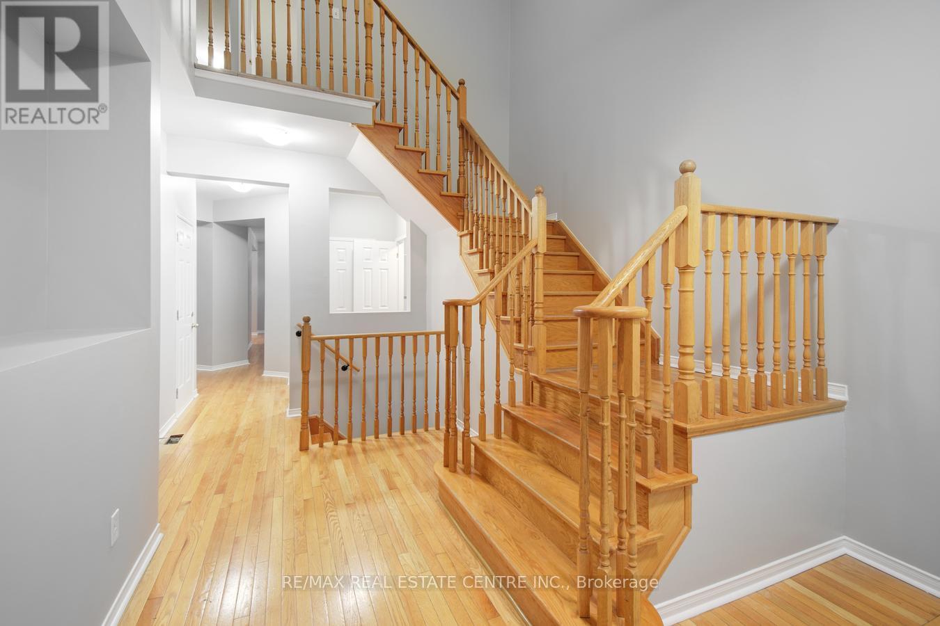 112 Commodore Drive, Brampton, Ontario  L6X 0S6 - Photo 4 - W12791788