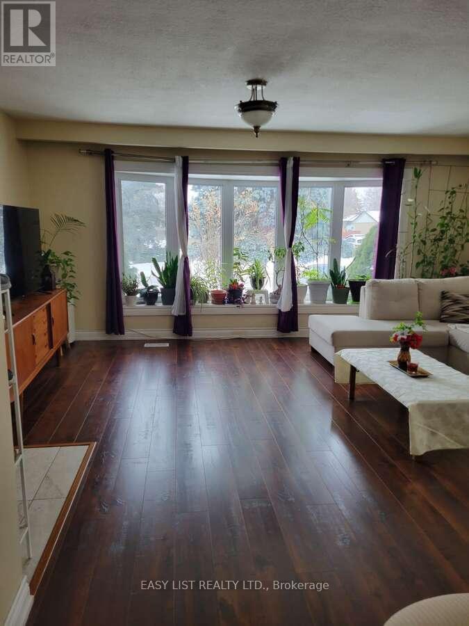 28 Cumbrian Court, Brampton, Ontario  L6X 2J8 - Photo 3 - W12791800