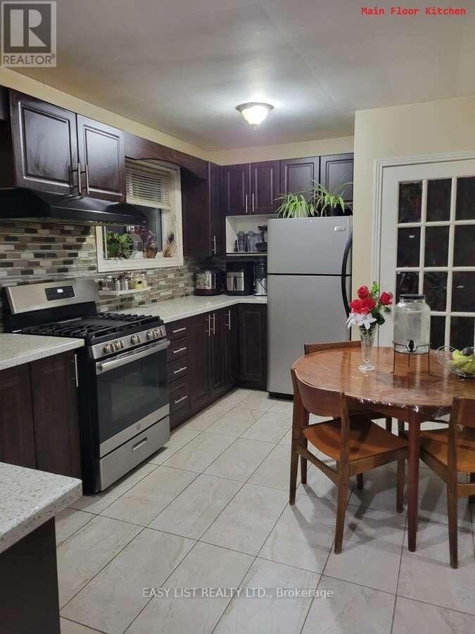 28 Cumbrian Court, Brampton, Ontario  L6X 2J8 - Photo 4 - W12791800