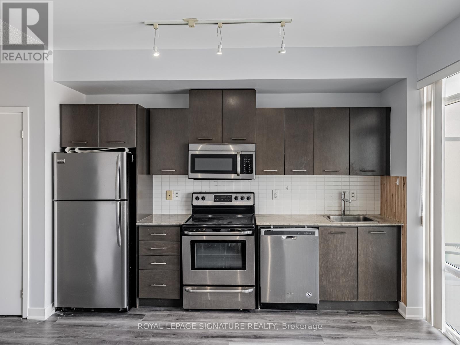 1001 - 360 Square One Drive, Mississauga, Ontario  L5B 0G7 - Photo 5 - W12791878