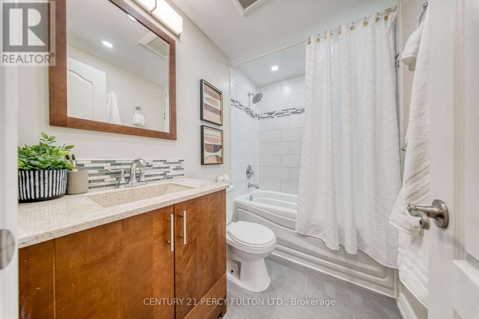 49 Moonlight Lane, Richmond Hill, Ontario  L4C 8K5 - Photo 17 - N12791960