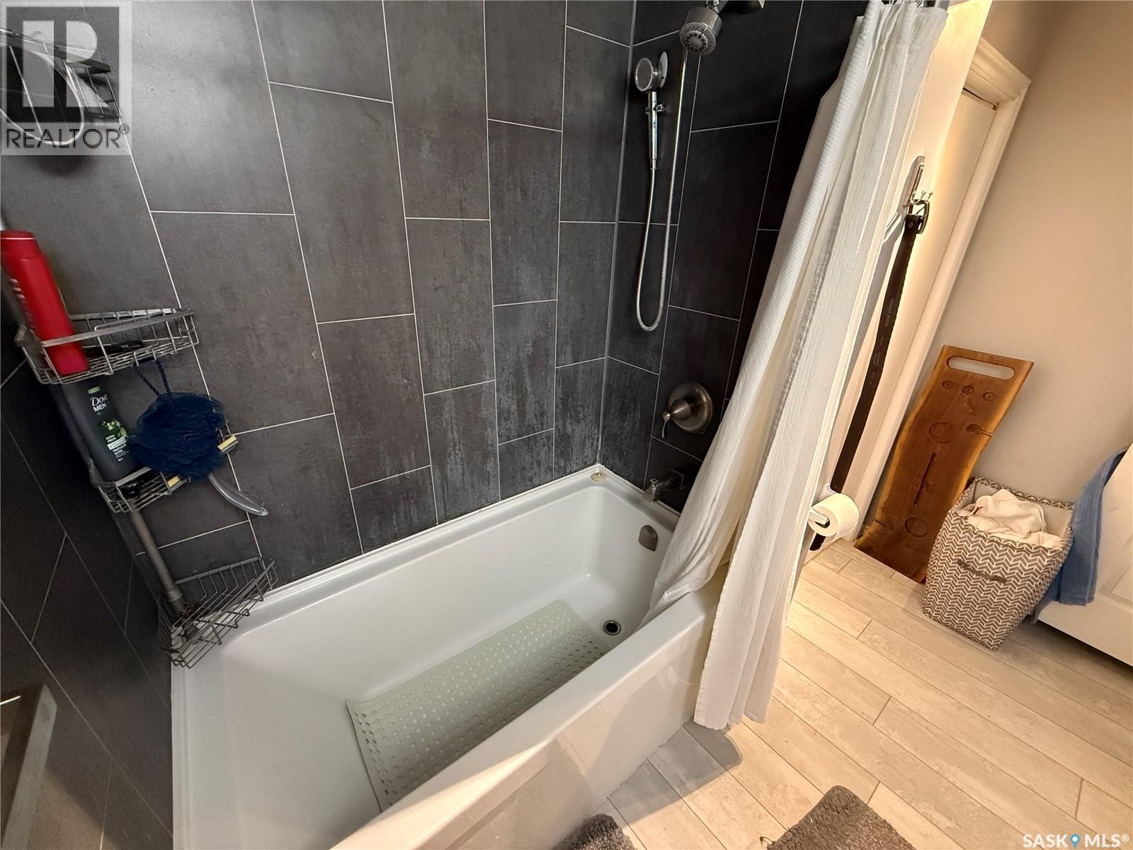 711 Luten Avenue, Radville, Saskatchewan  S0C 2G0 - Photo 11 - SK028654