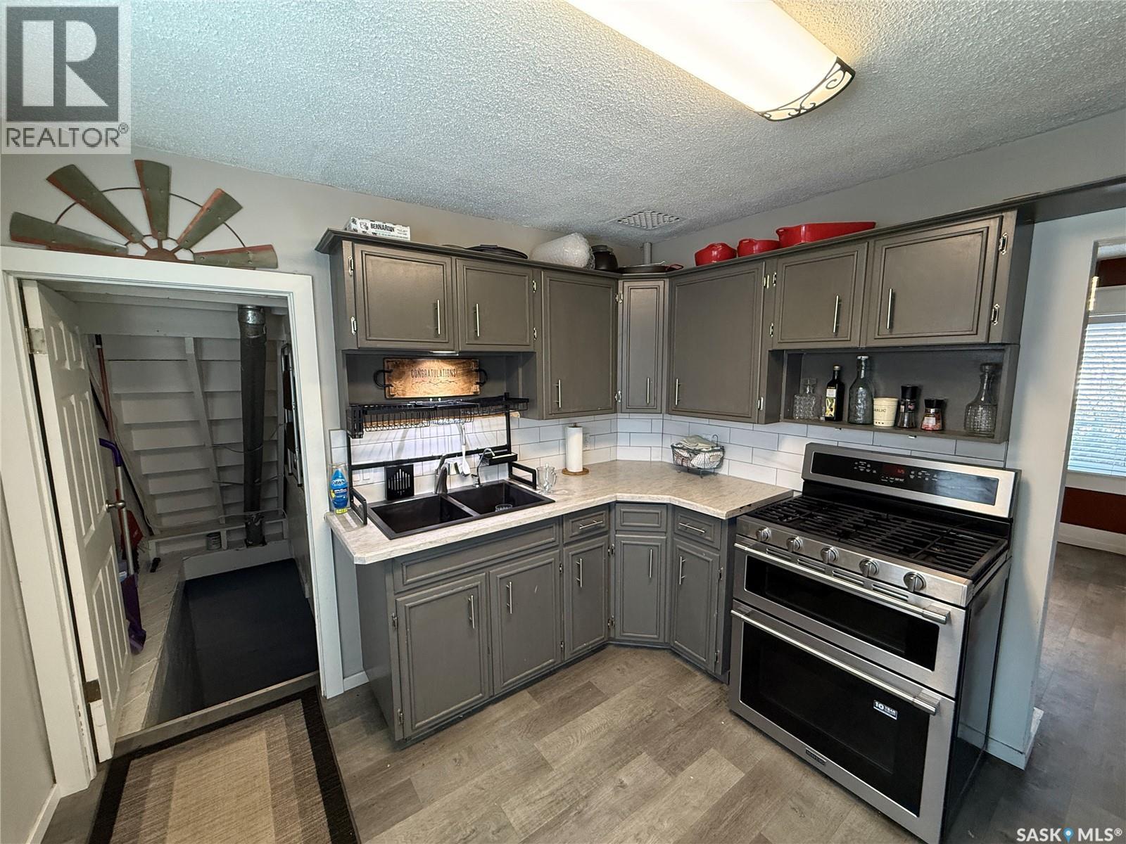 711 Luten Avenue, Radville, Saskatchewan  S0C 2G0 - Photo 9 - SK028654