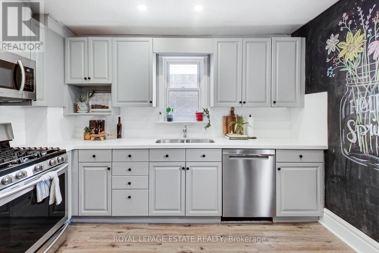 204 Queensdale Avenue, Toronto, Ontario  M4C 2A9 - Photo 13 - E12792002